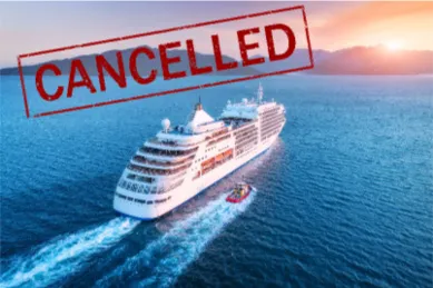 Kreuzfahrtschiff fährt über das Meer. In der linken Bildecke steht in Rotbuchstaben "Cancelled".