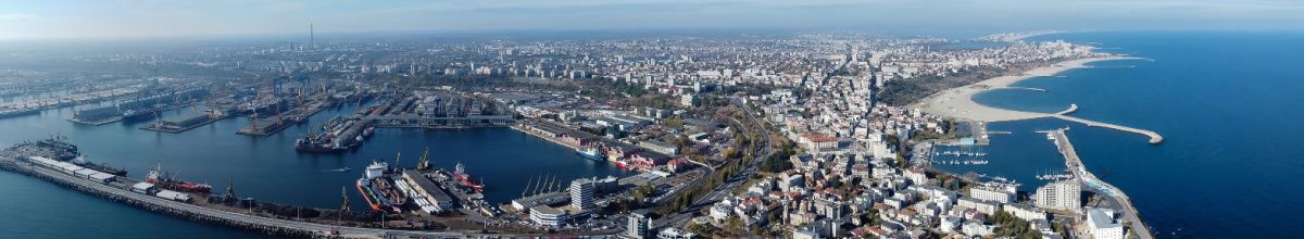 Luftaufnahme der Stadt Constanța am Schwarzen Meer bei Tag.