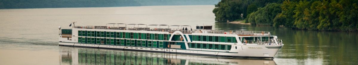 Ein Kreuzfahrtschiff von AMADEUS fährt über die Donau.