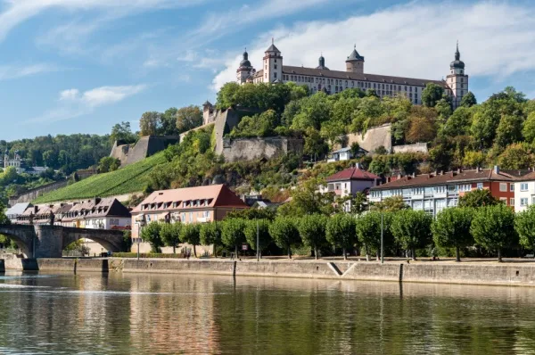Blick vom Main auf die Festung Marienberg und die Alte Mainbrücke in Würzburg während einer AMADEUS Flusskreuzfahrt durch Franken