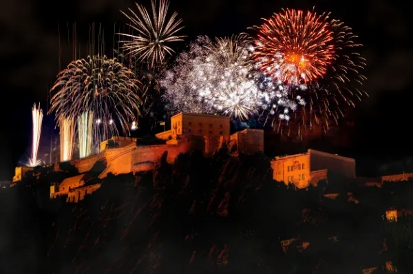 Feuerwerk bei Rhein in Flammen über der Festung Ehrenbreitstein in Koblenz während einer AMADEUS Flusskreuzfahrt auf dem Rhein.