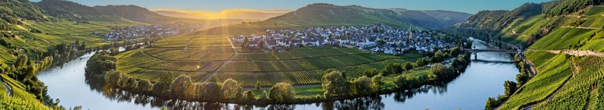 Mosel-Schleife. Die Sonne geht über dem Fluss unter.