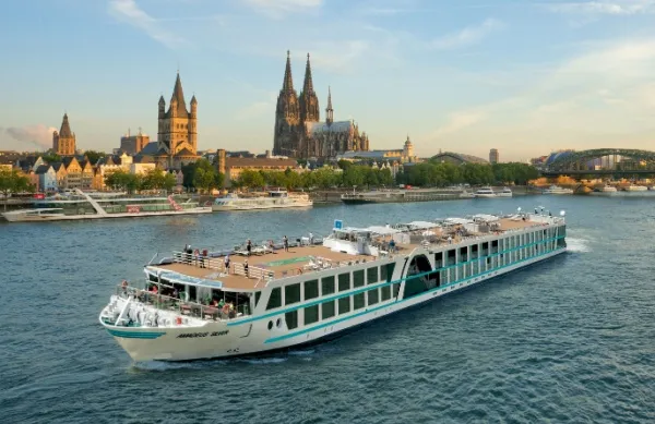 AMADEUS Kreuzfahrtschiff fährt auf dem Rhein, im Hintergrund der Kölner Dom und die Altstadt.