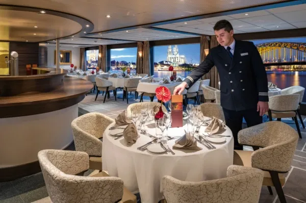 Restaurant an Bord von AMADEUS Kellner richtet Tischkarte in einem Restaurant an Bord von AMADEUS.