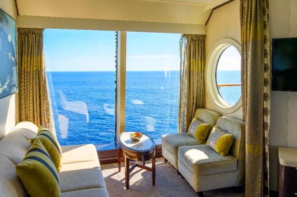 Luxuriöse Suite Ausblick aufs Meer aus einer schön eingerichteten Suitekabine.