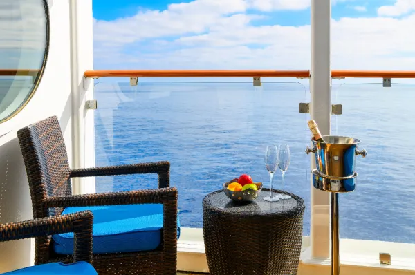 Ausblick aus einer Suite Ausblick aus einer Suite aufs sonnige Meer mit Früchten und Champagner.