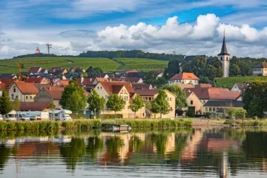 Schweinfurt am Main, Kirche und Häuser unter blauem Himmel