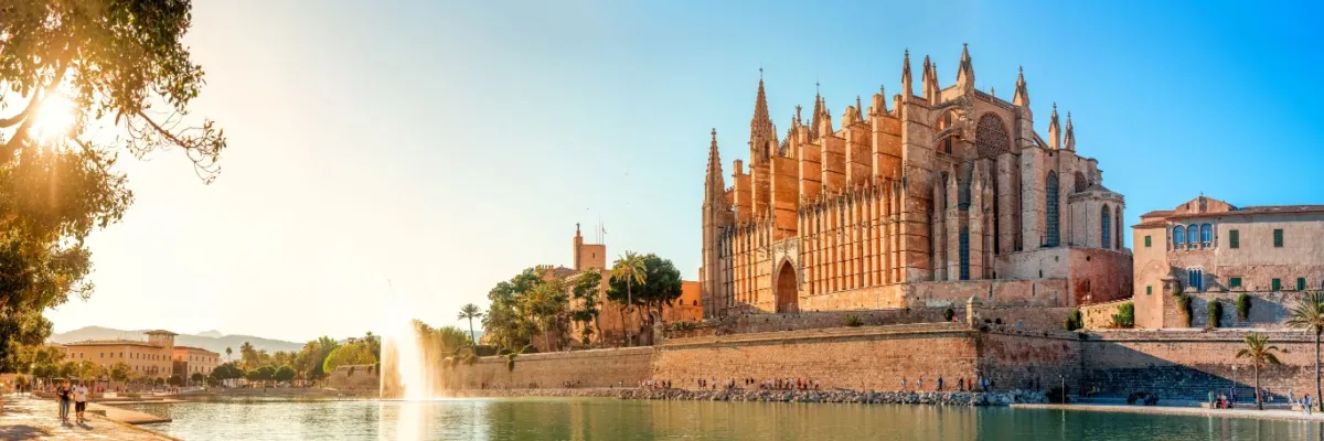 Traumhafte Mittelmeer-Kreuzfahrten mit AIDA Kathedrale von Palma auf Mallorca
