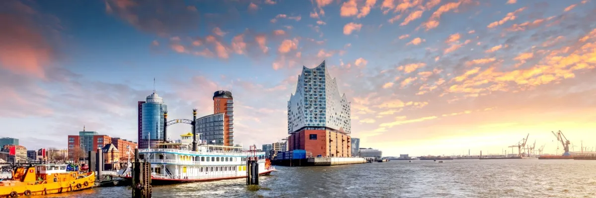 Ab Hamburg nach Nordeuropa Blick auf die Elbphilharmonie im Hamburger Hafen