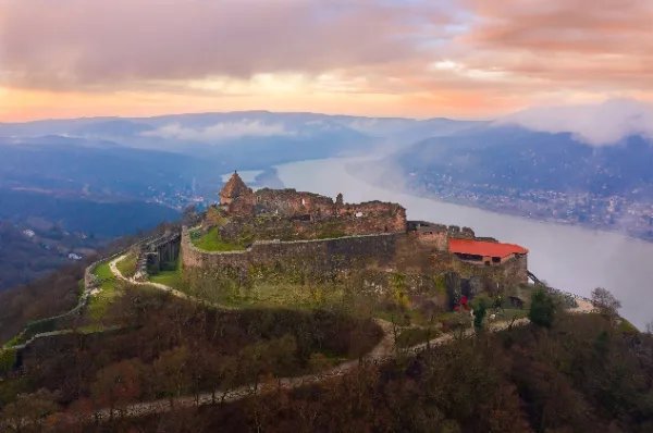 Die Burg der Stadt Aussicht von der Burg über die umliegende Landschaft und die Donau, durchzogen von Nebel.