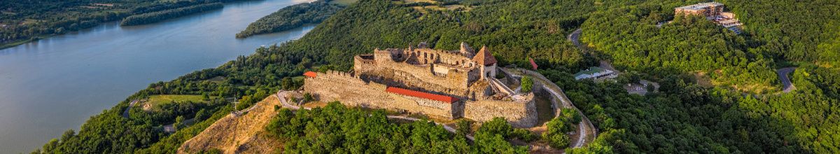 Luftaufnahme der alten Visegrád Burg bei Tag umringt von Wäldern.