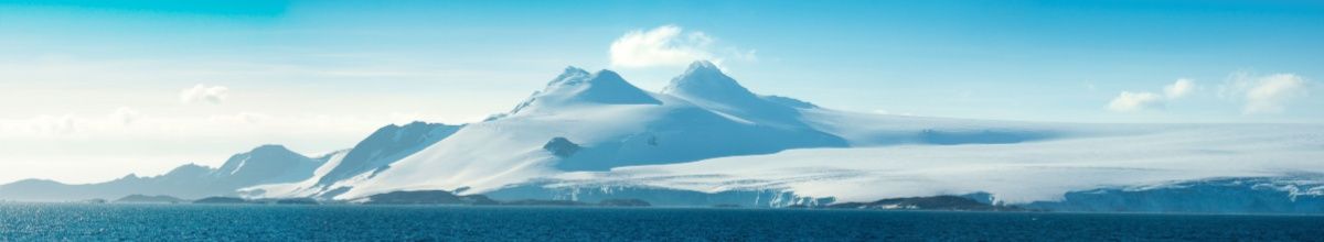 Südliche Orkneyinseln im Sommer. Große Eisberge unter strahlend blauem Himmel.