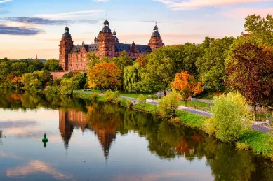 Das Schloss Johannisburg am Ufer des Mains.
