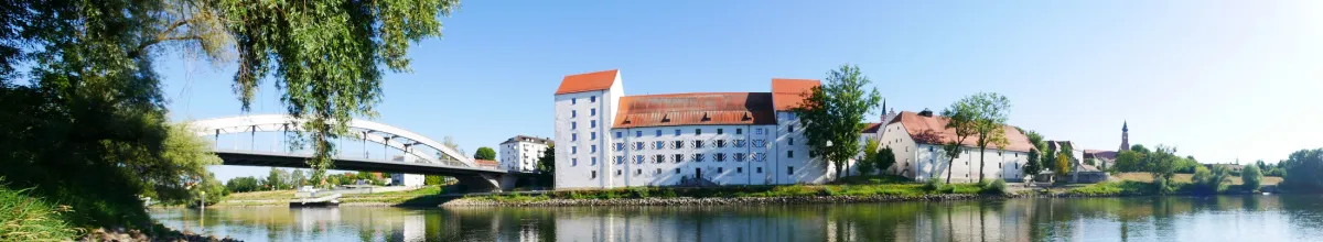 Ausblick von der Donau auf einen Teil Straubings bei Tag.