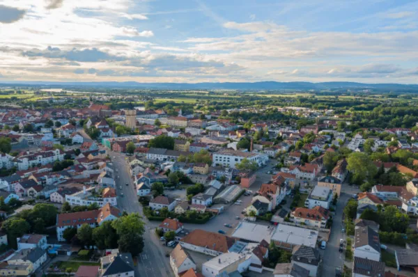 Vogelperspektive der Stadt Straubing bei Tag.