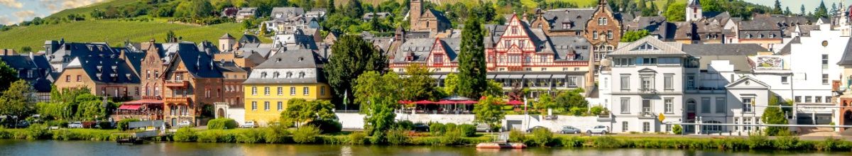 Uferlinie von Traben-Trarbach mit Fachwerkhäusern.