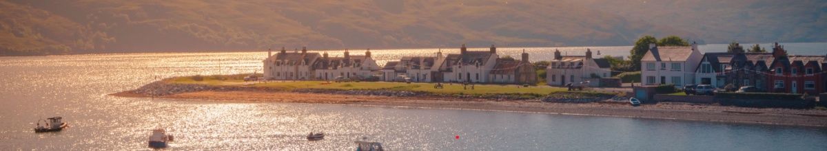 Die kleine Stadt Ullapool am Ufer des Loch Broom.