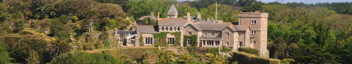 Eine alte, steinerne Burg auf Tresco bei Tag.