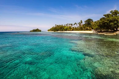 Das Meer vor Kiriwina, eine der Trobriand Islands.