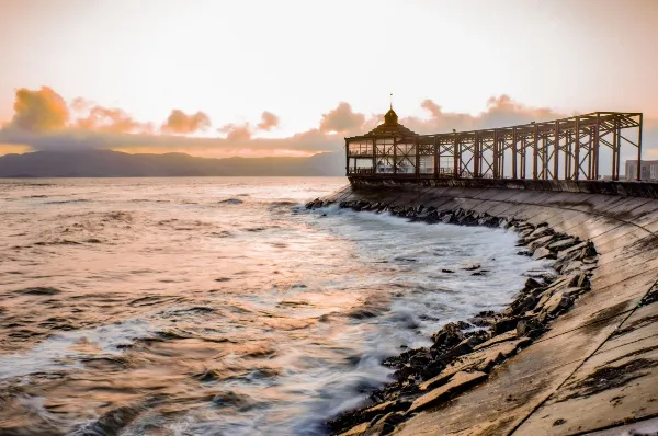 Küste von Callao mit Pier bei Sonnenuntergang.