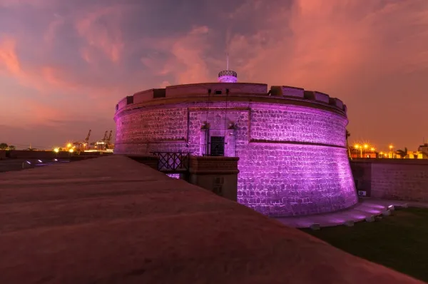 Die Festung in Callao beleuchtet bei Nacht.