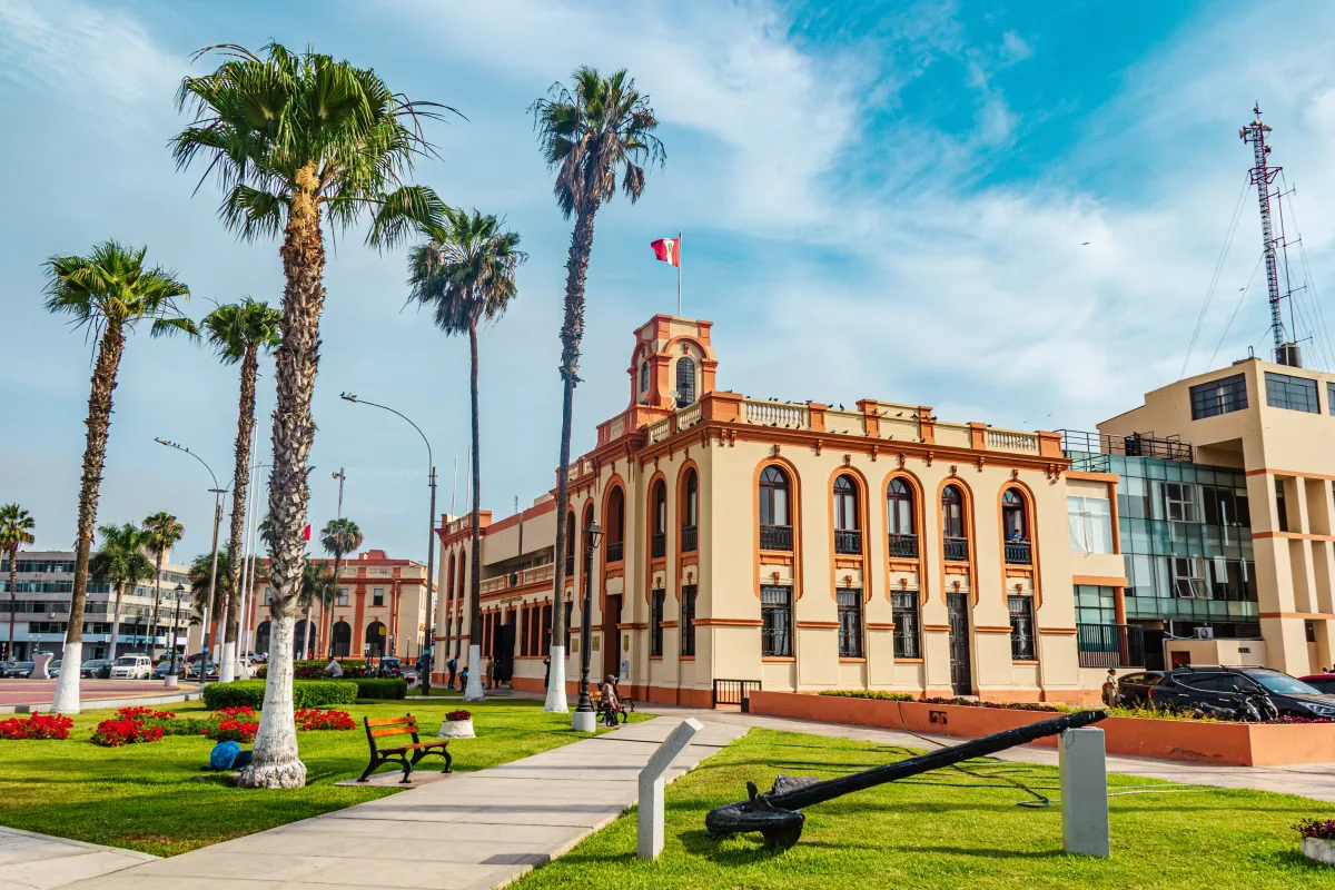 Panorama der Hafenstadt Callao in Peru mit Blick auf das Stadtzentrum und den Hafen.
