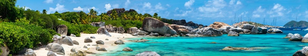 Türkisblaues Meer mit Felsformationen im Hintergrund.