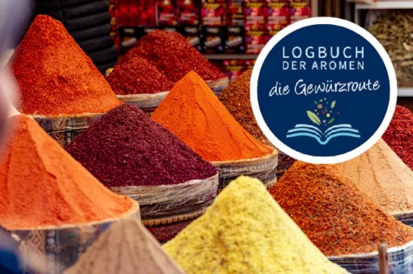 Ein Verkaufsstand mit getürmten Gewürzen - die Gewürzroute 2025 führt Sie von Südafrika bis in den Orient.