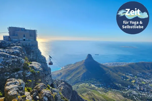 Blick auf die Seilbahn am Tafelberg in Kapstadt. Rechts die Spitze des Lions Head.