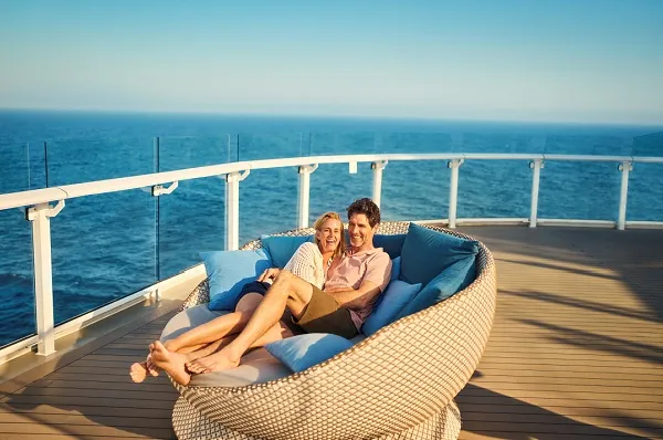 Adults Only Kreuzfahrten mit Mein Schiff® Pärchen in einem Strandkorb auf einem der Außendecks von Mein Schiff Relax.