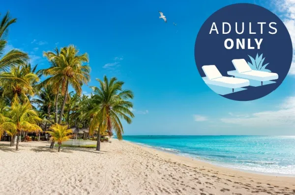 Palmenbestandener Strand auf Mauritius an einem sonnigen Tag. Rechts oben das Logo der Adults Only Kreuzfahrt mit Mein Schiff 6.