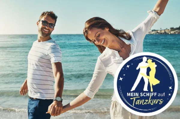 Ein Pärchen tanzt am Strand. Sie sind auf Tanzkurs mit <i>Mein Schiff®</i>.