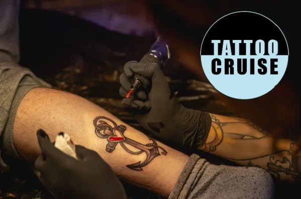 Tattoo Cruise 2027: Mit der schwimmenden Tattoo Convention in See stechen Tätowierer bei der Arbeit: Ein Kunde erhält ein Anker-Tattoo am Unterarm. In der rechten oberen Ecke das Logo der Tattoo Cruise 2027