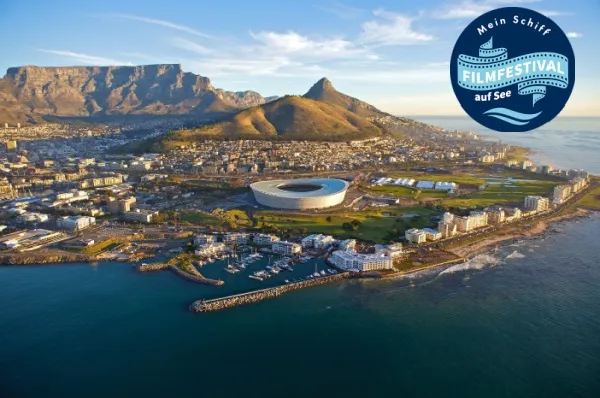 Blick auf Kapstadt mit Lions Head, Tafelberg und Stadion. Rechts oben Logo der Themenreise Filmfestival auf See.