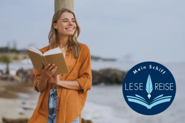 Mein Schiff® Lesereisen Eine Frau mit einem Buch am Strand. Sie ist auf einer <i>Mein Schiff®</i> Lesereise.