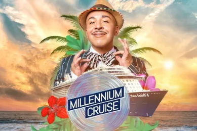 Werbeplakat der Millennium Cruise: lächelnder Lou Bega mit Strohhut vor der Mein Schiff 4, Palmen, Sonnenuntergang und tropischem Flair