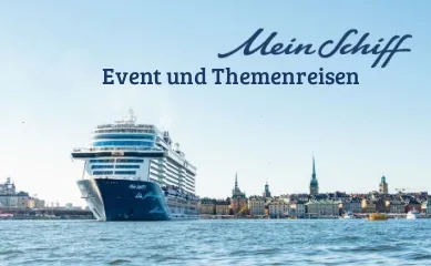 Ein Werbeplakat mit einem der <i>Mein Schiff</i>®-Schiffe in einem Hafen, dem <i>Mein Schiff</i>®-Logo und dem Schriftzug: "Event- und Themenreisen".