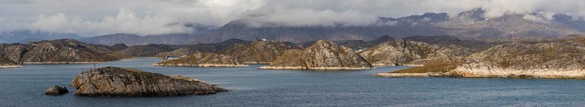 Panoramablick auf die felsige Küste in Grönland.