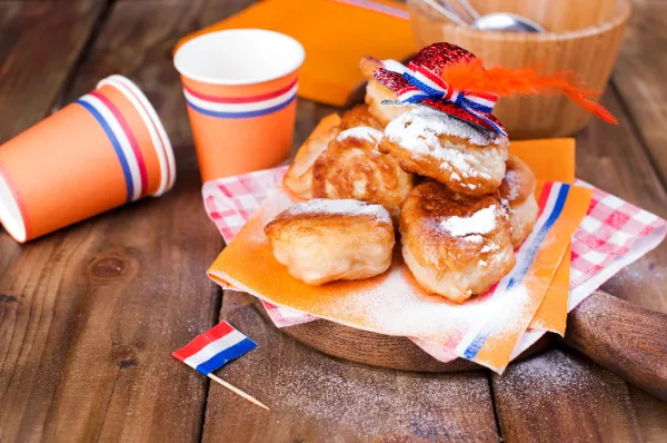 Poffertjes Eine Schale mit Poffertjes und Dekor in den Farben der Niederlande.