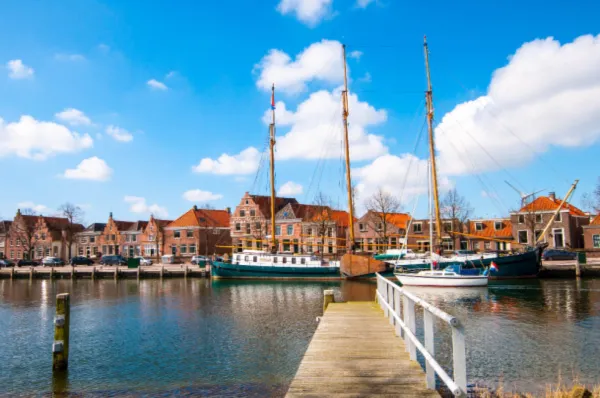 Der Hafen der Stadt Ein kleiner Ausschnitt des Yachthafens von Medemblik bei Tag.