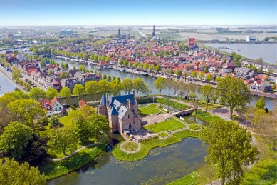 Eine Luftaufnahme der Stadt Medemblik bei Tag geprägt von ihrer schönen Architektur.