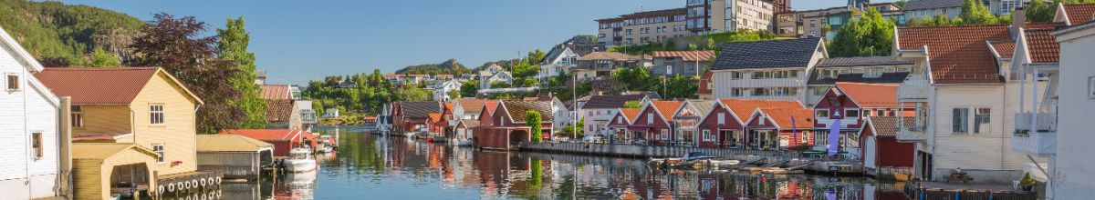 Flekkefjords Ufer gesäumt mit Häusern bei Tag.