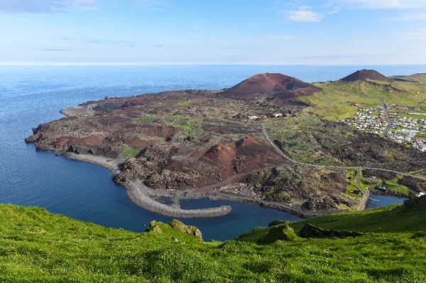 EIn Ausblick über die faszinierende Landschaft Heimaeys mit dem Eldfell im Hintergrund.