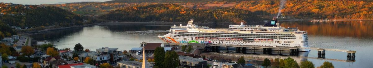 Ein angedocktes Kreuzfahrtschiff im Hafen von Saguenay am gleichnamigen Fluss.