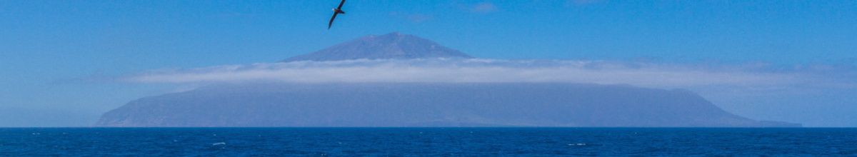 Die Insel Tristan da Cunha vom Meer aus fotografiert bei Tag.