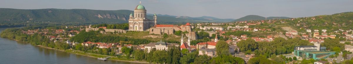 Blick auf Donauufer mit historischem Gebäude.
