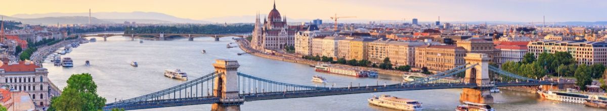 Blick auf das Ufer von Budapest, das Parlament im Hintergrund.