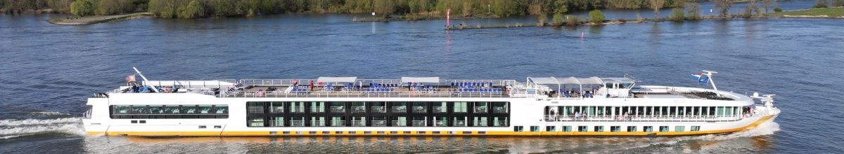 Seitenansicht der MS VistaBelle auf dem Rhein.