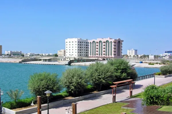 Promenade mit grünen Büschen am Hafen von Ra
