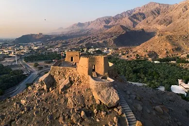 Das Dhayah Fort eingebettet in eine schroffe, beeindruckende Gebirgslandschaft.